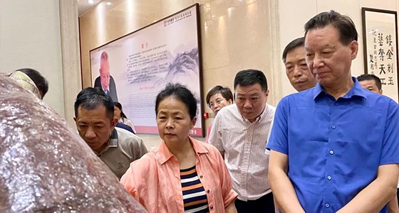 石语千秋松，，，广迎八方客——新利体育·倪东方艺术博物馆